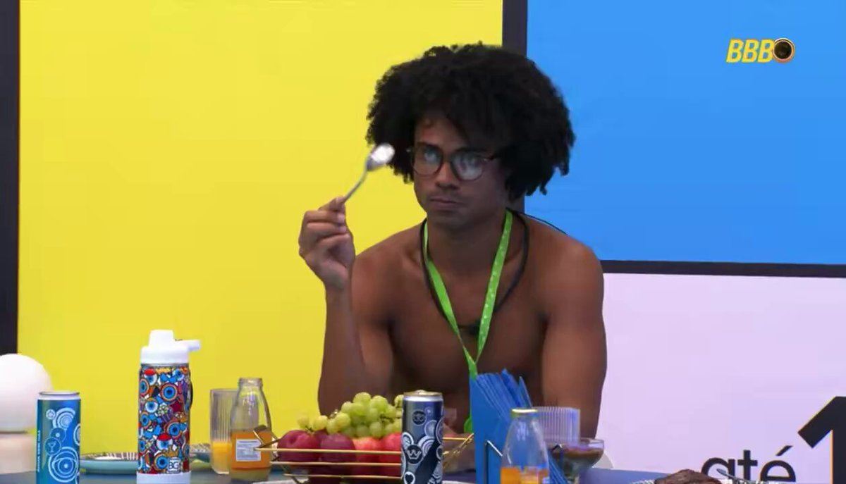 Estamos esperando, Juli! 🥹 Juliano estava assistindo Chai diretamente do quarto secreto e disse que em breve ele e o Breno estarão de volta, para encher ela de beijos da bochecha. 🥰💕 #TeamChai | #BBB26 • Reprodução Globoplay