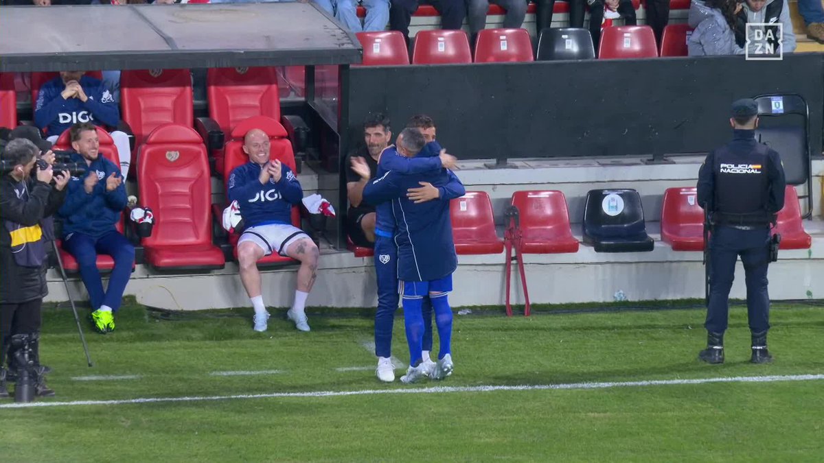 LEYENDA RECONOCE A LEYENDA 🤝🏻 El bonito abrazo entre Santi Cazorla y Oscar Trejo con la ovación de todo Vallecas 👏🏻❤️ #LALIGAenDAZN ⚽