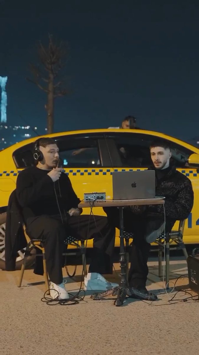 Rapçi Organize, "Herkes Kendine Yakışanı Yapsın" canlı performansının arka planında Taksici Musa olayını canlandırdı.