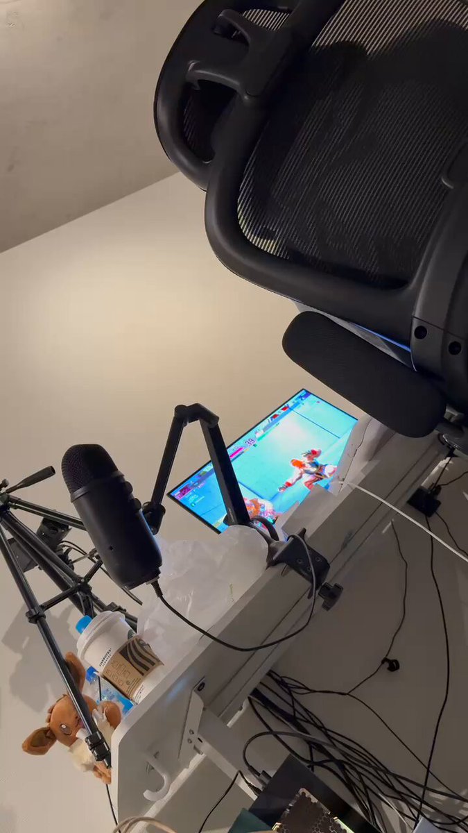 この人ゲームしてる時ずっっっと1人で喋ってずっっと1人でリアクションしてるんだけど。今日夜マックのポテトMとL食ってたし、もう怖いよ俺
