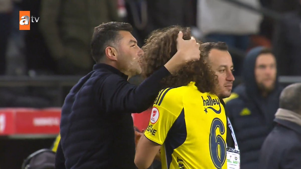 İlk yarı sonunda Guendouzi ile Burak Yılmaz arasında samimi diyalog.