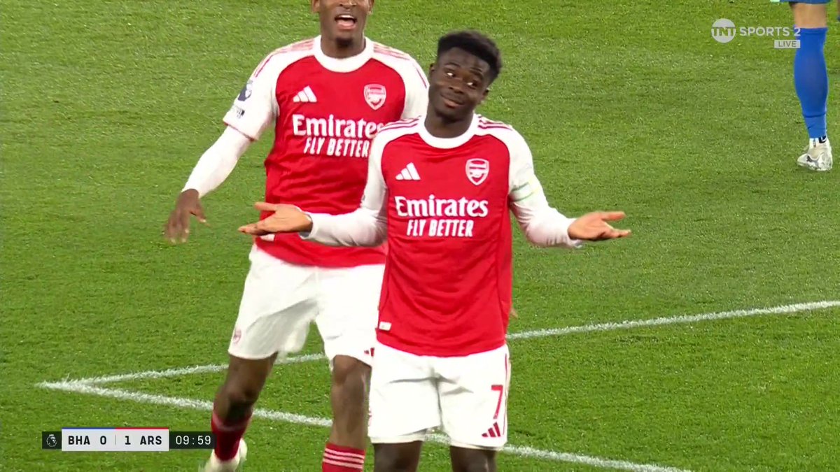 A gift for Arsenal 🔴 Bukayo Saka marks his 300th Gunners' appearance with an early strike that goes right through Bart Verbruggen. TNT Sports &amp; discovery+ UK