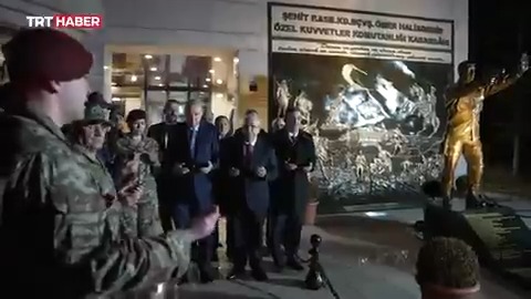 Cumhurbaşkanı Erdoğan, Özel Kuvvetler Komutanlığı’ndaki iftarın ardından kahraman şehidimiz Ömer Halisdemir’in şehadete yürüdüğü noktadaki anıtın önünde dua etti.