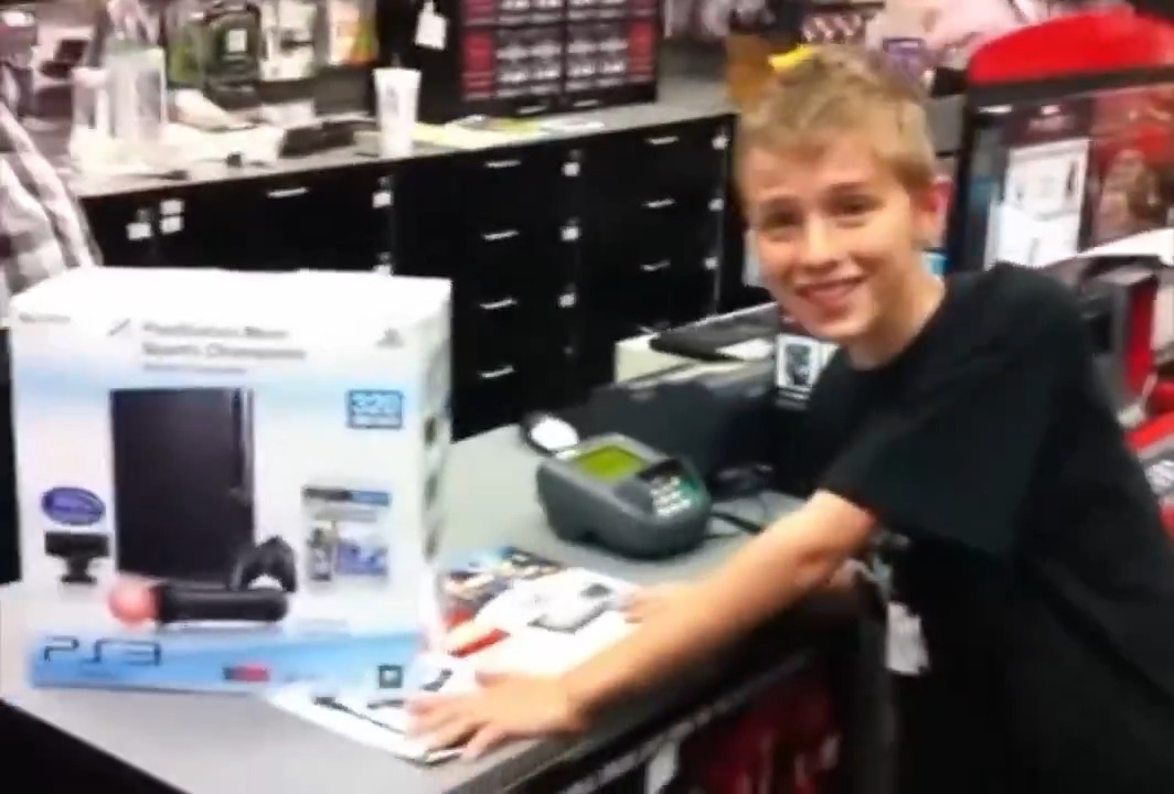 Kid gets a PlayStation 3 for his birthday 🎂