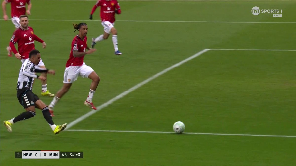 Jacob Ramsey is shown a second yellow card and Newcastle are down to ten men 😲 TNT Sports & discovery+ UK