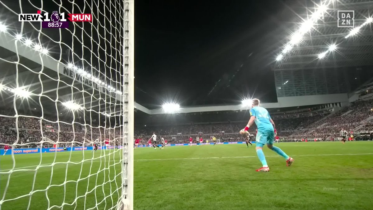 ESTA PARADA DE RAMSDALE ES PARA ENMARCARLA 🖼️ Una de las manos del año... PARA QUE EL NEWCASTLE ACABE GANANDO EL PARTIDO 🔥🔥🔥 #PremierLeagueDAZN ⚽ 🏴󠁧󠁢󠁥󠁮󠁧󠁿