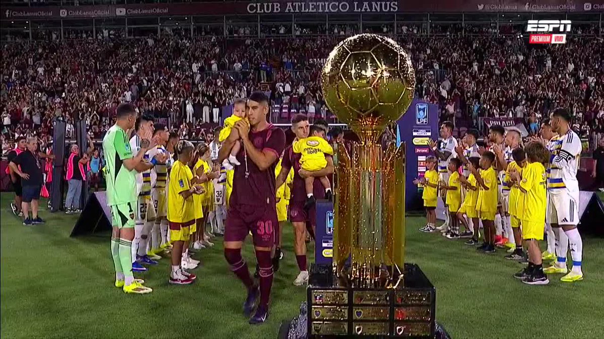 📹El PASILLO de #Boca a Lanús, campeón de la Recopa Sudamericana, a pesar de NO estar obligado por reglamento.