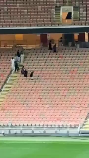 يعيال جنون يفتشون تحت الكراسي هههههههههههههههههههههههههههههه