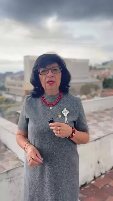 Voy a usar la frase célebre de uno de la RC5. Esta momia coctelera habla huevadas, Cuba se aprovechó del Ecuador en la epoca de Correa hasta un edificio les regalamos, nos llenaron de "medicos", "maestros" todos chimbos apenas pudieron se les escaparon al régimen.
