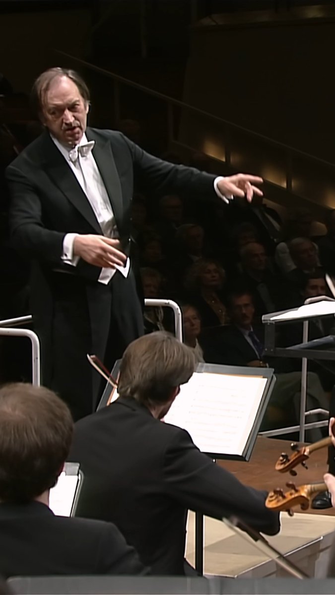 音楽界に多大な影響を与えた指揮者であり、ベルリン・フィルの名誉団員ニコラウス・アーノンクールが逝去してから、今日で10年が経ちました。彼を偲んで、1996年に行われたベルリン・フィル公演より、ブラームスの「ハイドンの主題による変奏曲」をお聴きください。