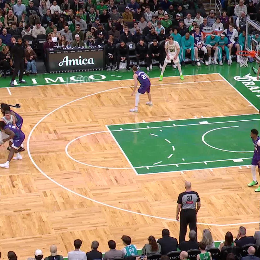 Jaylen Brown was about to hit that throat slash celly and thought about that fine lmaoo 😂😂😂