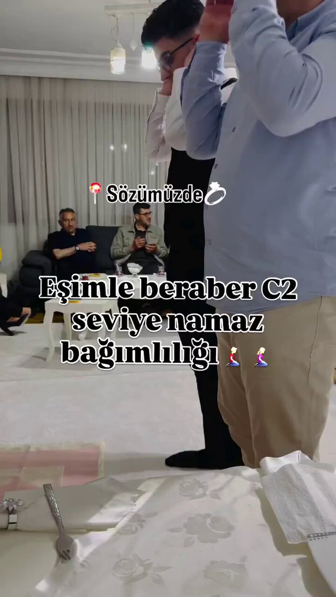 Bir kadın eşinin namaz kıldığı yerleri ve anları “C2 seviye namaz bağımlılığı” başlığıyla paylaştı: • Sözümüzde • Alplerde • Nöbette • AVM’de • Tatilde