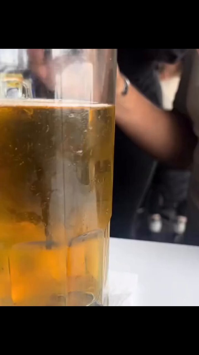 LA CANTALETA DE SIEMPRE EN EL ZÓCALO DE CDMX: NUEVA ESTAFA EN LAS FAMOSAS "TERRAZAS" 😡🏙️ Un video viral captó el descarado abuso de una de las famosas "terrazas" de la CDMX, en la que, como ya no les dejan cargar propina a fuerzas, ahora su nueva treta es cobrar un 20% extra por "vista turística" hacia Palacio Nacional. 🏛️💸 Un atropello total en el que se castiga al cliente solo por el lugar en el que se sienta. 🚩🍽️ ¿Hasta cuándo la impunidad? Cabe mencionar que estos establecimientos, para inflar las cuentas, incluso cobran el IVA, pero no emiten factura fiscal, lo cual no es optativo, sin que el SAT intervenga.🚫🇲🇽 #Zócalo #CDMX #AbusoRestaurantero #Turismo #VideoViral 🛑📸🍿
