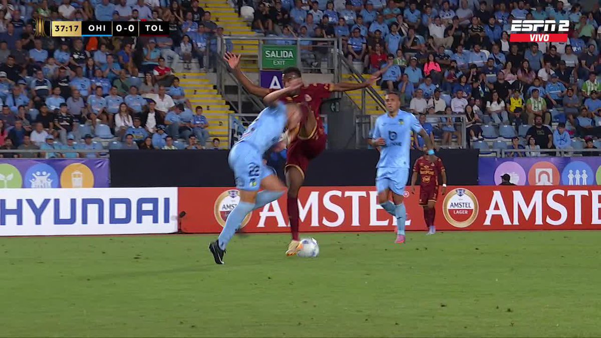 ⚠️ Una LOCURA el planchazo que metió Kevin Florez de Tolima, hoy por Copa Libertadores. Sí, el muchacho de O’Higgins salió lesionado y en camilla… 😳🪓