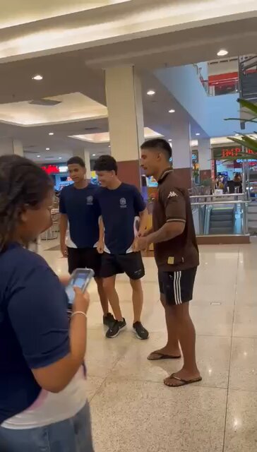 Hj eu tava almoçando no shopping uns mlk tava saindo da escola e vieram tirar foto cmg Depois pediram pra eu gravar um tiktok com eles, falei q não faço dancinha, aí eles disseram que não era dancinha era só pra eu ficar anotando na mão Aí deu essa merda ai