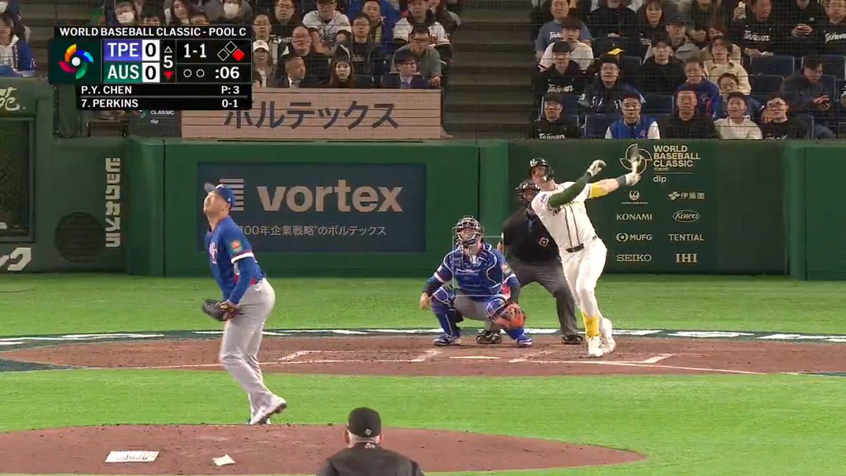 Robbie Perkins hits the first home run of the 2026 #WorldBaseballClassic!