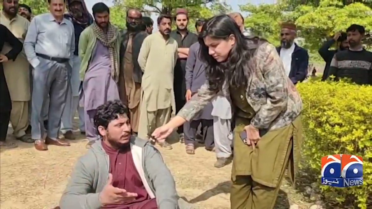 اسلام آباد میں ایم ٹیگ لگوانے والوں کی قطاریں، شہریوں نے سینٹر کے باہر بستر لگا لیے!
