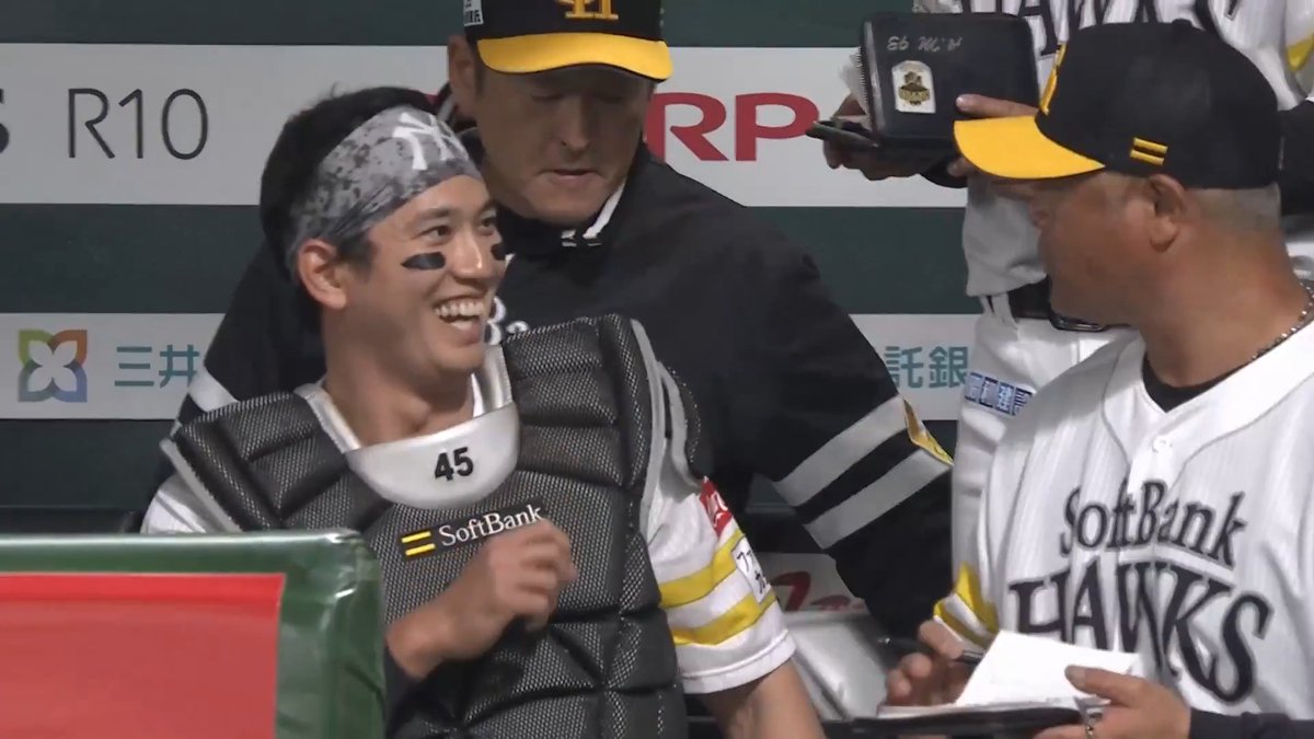 福岡ソフトバンク 栗原陵矢 選手が5回表・6回表に捕手として出場💪 ベンチでは 細川亨 バッテリーコーチと入念に確認✍️ 👇ライブ配信はこちら