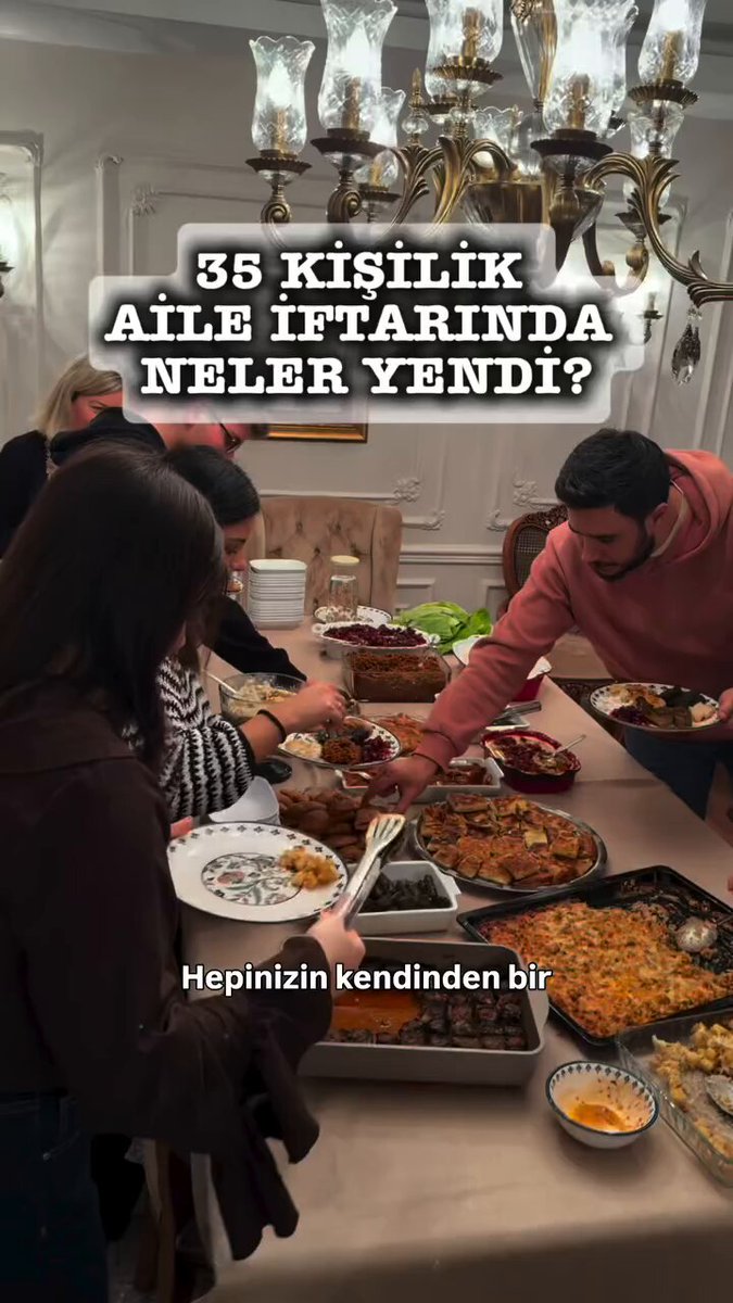 35 kişilik aile iftar menüsünü paylaşan kadın: • Yüksük çorbası • ⁠Kısır • Muhammara • Mütebbel • Pastırmalı humus • Su böreği/Kıymalı midye börek • Pancar salatası • Kereviz salatası • Yaprak sarma • Kuru patlıcan dolması • Fırın patates • Tavuklu tepsi yemeği • ⁠Köfteli patlıcan • Sütlü tatlı çeşitleri • ⁠Baklava