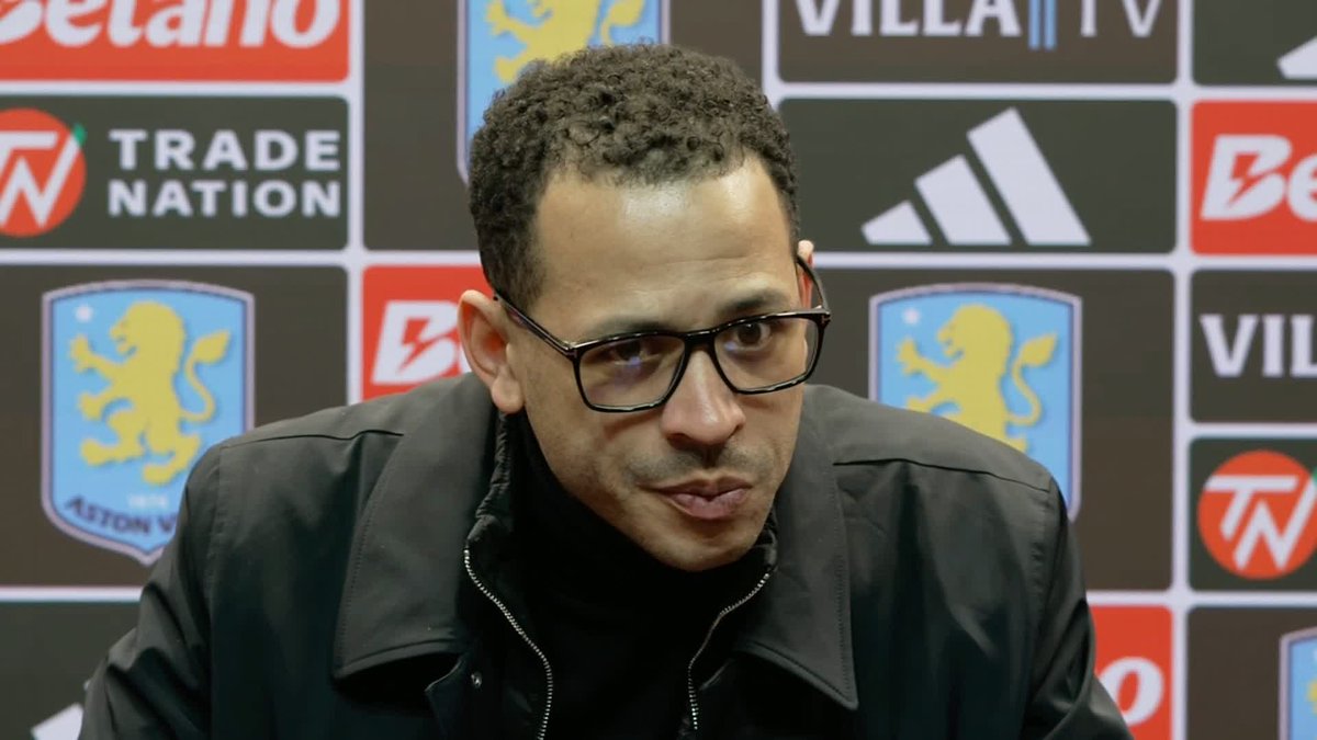 "They're showing unity and togetherness" 🔵 Liam Rosenior has praised the mentality of his Chelsea side following an interesting move of having a team huddle over the ball as Aston Villa were waiting to kick off ⚽️