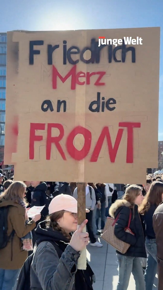 „Friedrich Merz an die Front“ auf dem Postdamer Platz haben sich bereits viele Berliner Schüler eingefunden, um am landesweiten #Schulstreik gegen die Wehrpflicht teilzunehmen. #b0503