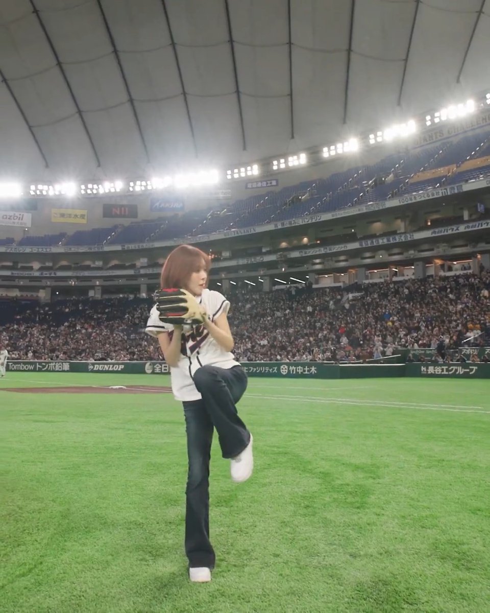 Wendy brought her own Red Flavor to the mound! The Red Velvet star threw out the first pitch for Team Korea ahead of its game against Team Czechia ⚾️ #WENDY #REDVELVET #웬디 #레드벨벳️ #WorldBaseballClassic