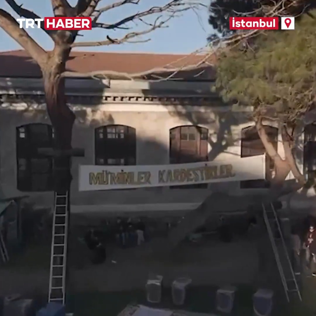 Boğaziçi Üniversitesi'nde "Geleneksel Ramazan İftarı" düzenlendi. 3 bini aşkın kişinin katıldığı etkinlikte, rektörlük binasına Filistin bayrağı asıldı.