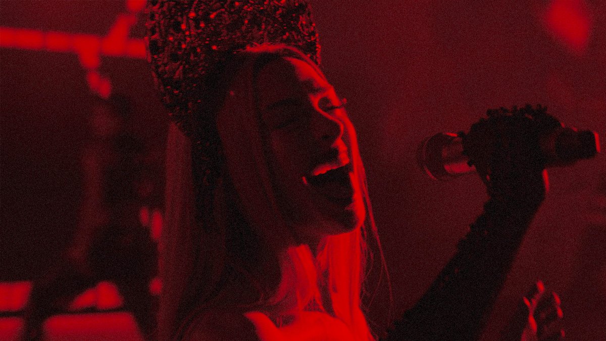 Anne Hathaway performs “Burial,” the first single from new A24 movie ‘Mother Mary.’ Co-written by Jack Antonoff, Charli xcx, George Daniel &amp; Anne Hathaway.
