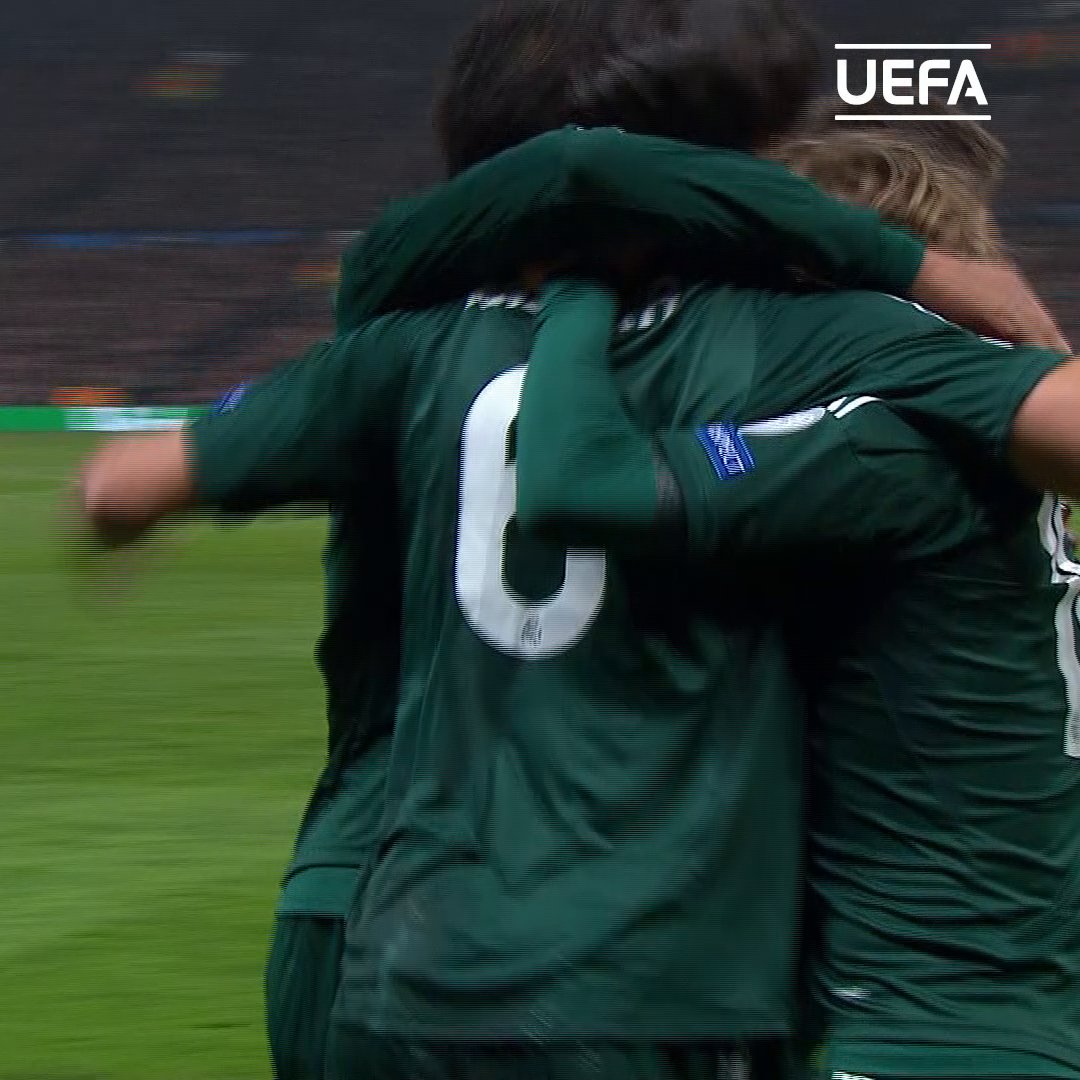 Un día como hoy en 2013, el Real Madrid estaba eliminado de la Champions en Old Trafford… Hasta que Luka Modric hizo esto 🐐🎩