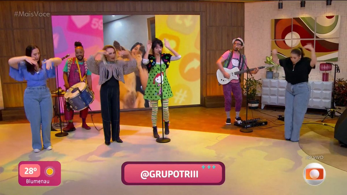 apenas Namaria e Tati Machado aprendendo a coreo da música do grupo 'Triii' 🗣️🗣️💃🤏 #MaisVocê