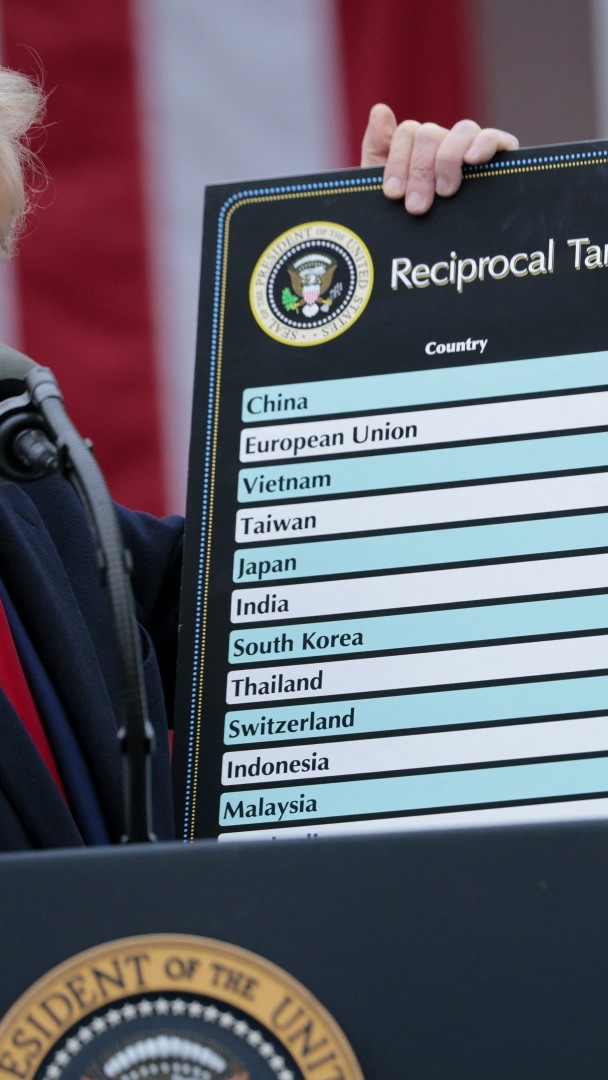 Les États-Unis vont devoir rembourser les droits de douane 💸 Un juge de la Cour du commerce international des États-Unis a ordonné à l’administration de lancer le processus de remboursement des 130 milliards de dollars payés par les importateurs américains. 🎙️ Enora Le Louarn