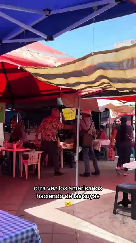 Un turista estadounidense interrumpió a un músico que cantaba en un mercado de Tepic,Nayarit, México 🇲🇽😳 El hombre se levantó y le pidió que se callara, pero la gente que se encontraba ahí, se metió y entró en defensa del músico.
