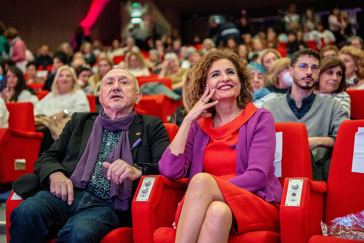🟣 Este 8M también se tiñe de violeta para reivindicar que las mujeres decimos: NO A LA GUERRA No a la violencia No al abandono de los foros multilaterales No a la ley del más fuerte ▶️ María Jesús Montero