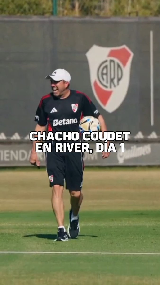EL DÍA 1 DEL CHACHO: tras la presentación y la conferencia, Coudet tuvo su primer entrenamiento como DT de River. ¡Reencuentro con Armani, charla con el plantel y a trabajar! 📹 @riverplate