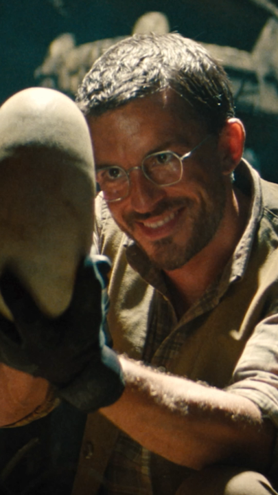 Jonathan Bailey in the dinosaur movie >>>