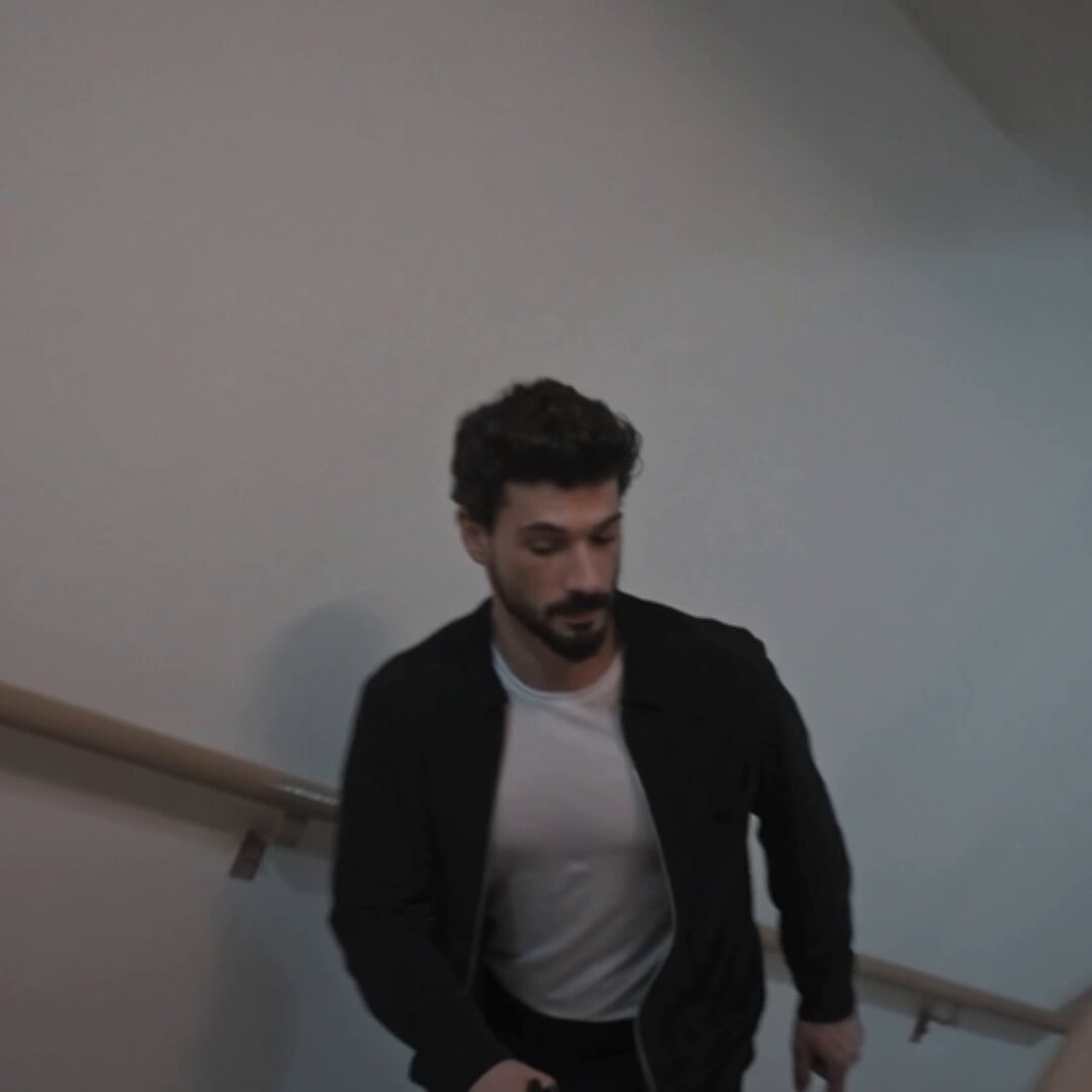 aksiyon sahnelerinde ona yuklenen ekstra karizma