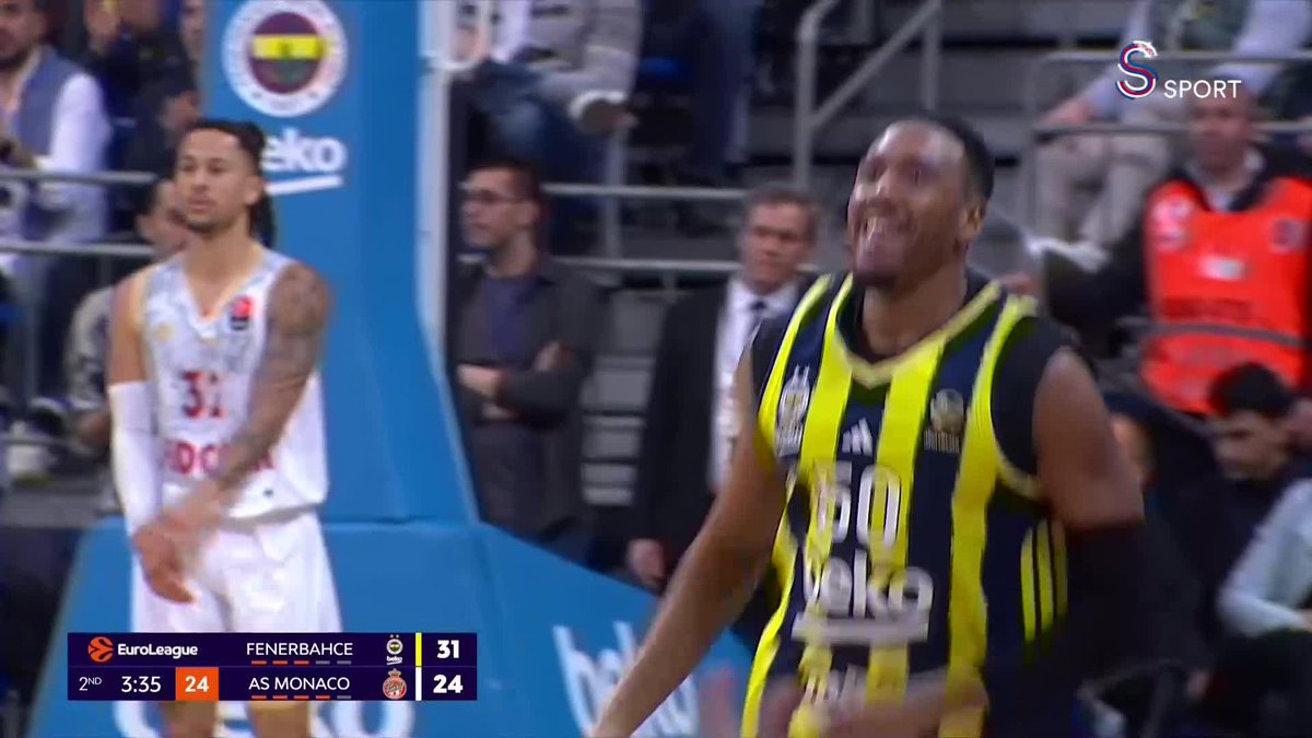 Bonzie Colson imkansıza yakın bir şekilde 3'lük buluyor