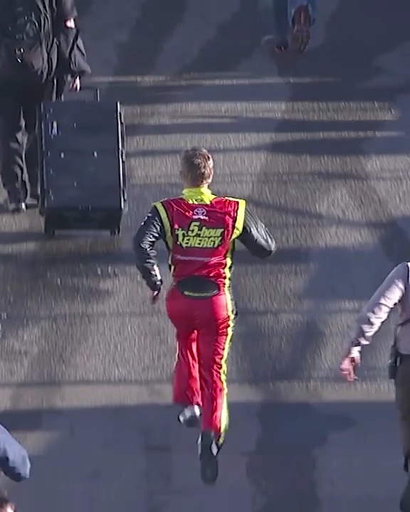 On-track disagreements sometimes spill over into the pits. That's exactly what happened between Clint Bowyer and Jeff Gordon at Phoenix Raceway in 2012.