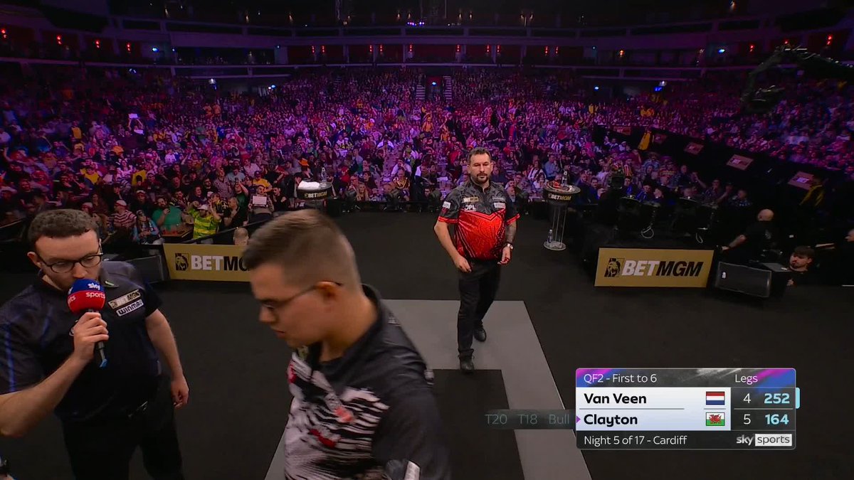 CLAYTON DELIGHTS ON HOME- SOIL! Jonny Clayton into the Semi-Finals as he squeezes past Gian van Veen 6-4! Live Scores &amp; Streaming 📲