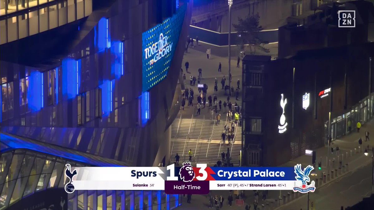 DEFINICIÓN DE DRAMA La afición del Tottenham, a un punto del descenso, MARCHÁNDOSE DEL ESTADIO EN EL DESCANSO 😱😱😱 #PremierLeagueDAZN ⚽ 🏴