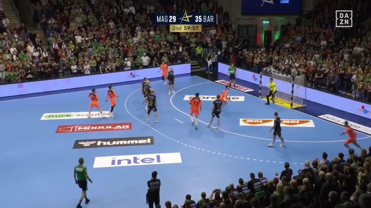 NO ES QUE SEA UN GOLPE DE AUTORIDAD, ES QUE ES UNA ABSOLUTA EXHIBICIÓN 🔥🔥🔥 El Barça Handbol conquista la pista del campeón de Europa a GOLPE DE MAGIA ✨🔵🔴 #ehfcl #BalonmanoDAZN 🤾‍♂️