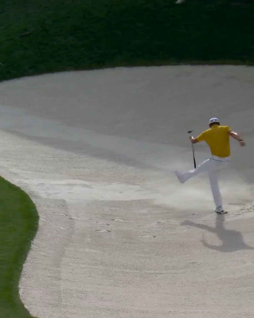 It's not every day you see this... Haotong Li turns to the putter to get out of the sand. 📺 Golf Channel
