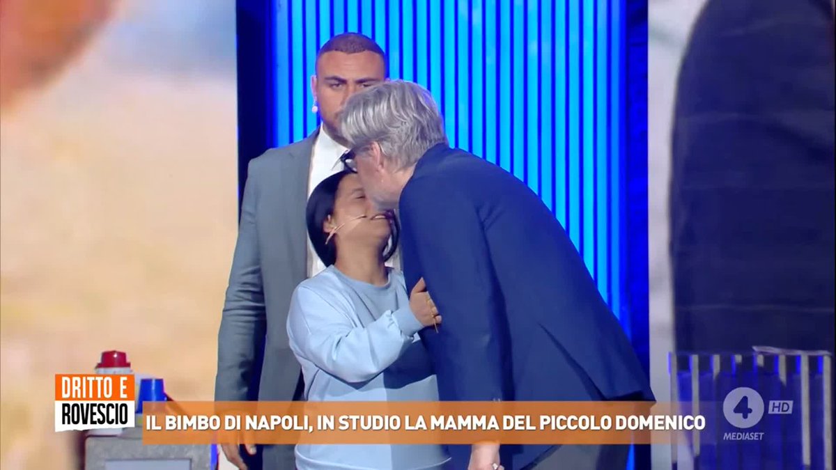 L'abbraccio tra Patrizia Mercolino, mamma del piccolo Domenico, il bimbo morto in seguito al trapianto di un cuore danneggiato all'ospedale Monaldi di #Napoli, e Paolo Del Debbio ❤️ #drittoerovescio