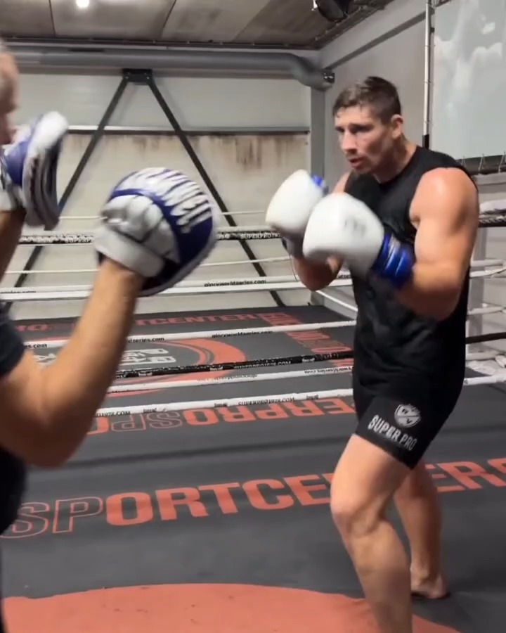 Kickboxing legend Rico Verhoeven looking electric on the pads with Peter Fury ⚡ The former Glory heavyweight champion looks to shock the world against Oleksandr Usyk this spring ⚔️ Glory in Giza | May 23rd | Live on DAZN 🥊