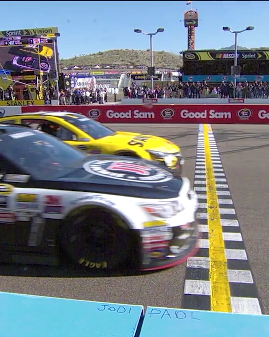 A photo finish in Phoenix! 📸 This last-lap battle between Kevin Harvick and Carl Edwards was pure cinema.
