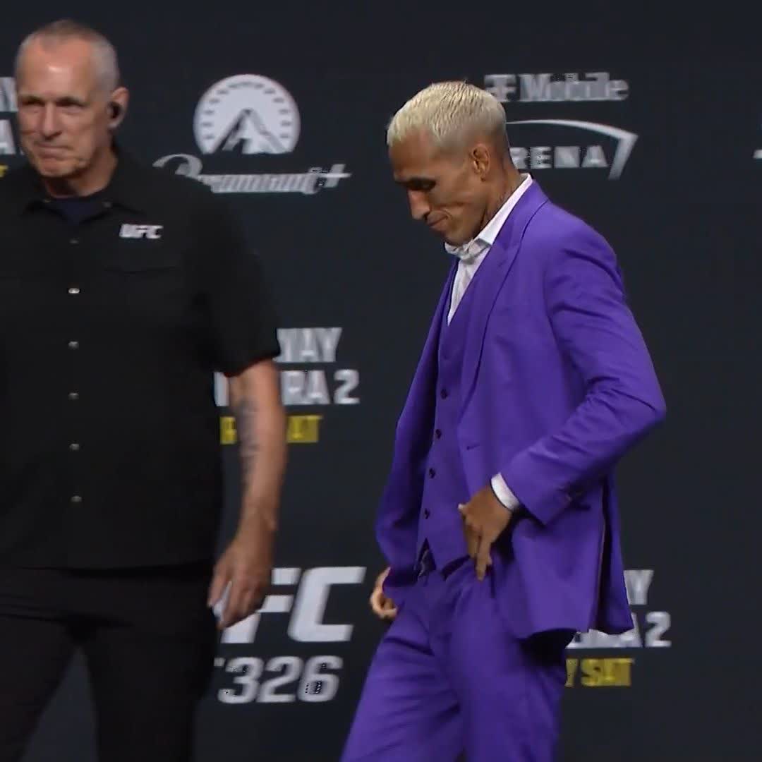 O homem que conectou mais golpes na história do UFC contra o que concluiu mais finalizações. Esse reencontro no cage até que demorou pra ser marcado. Que bom que sábado vai acontecer.