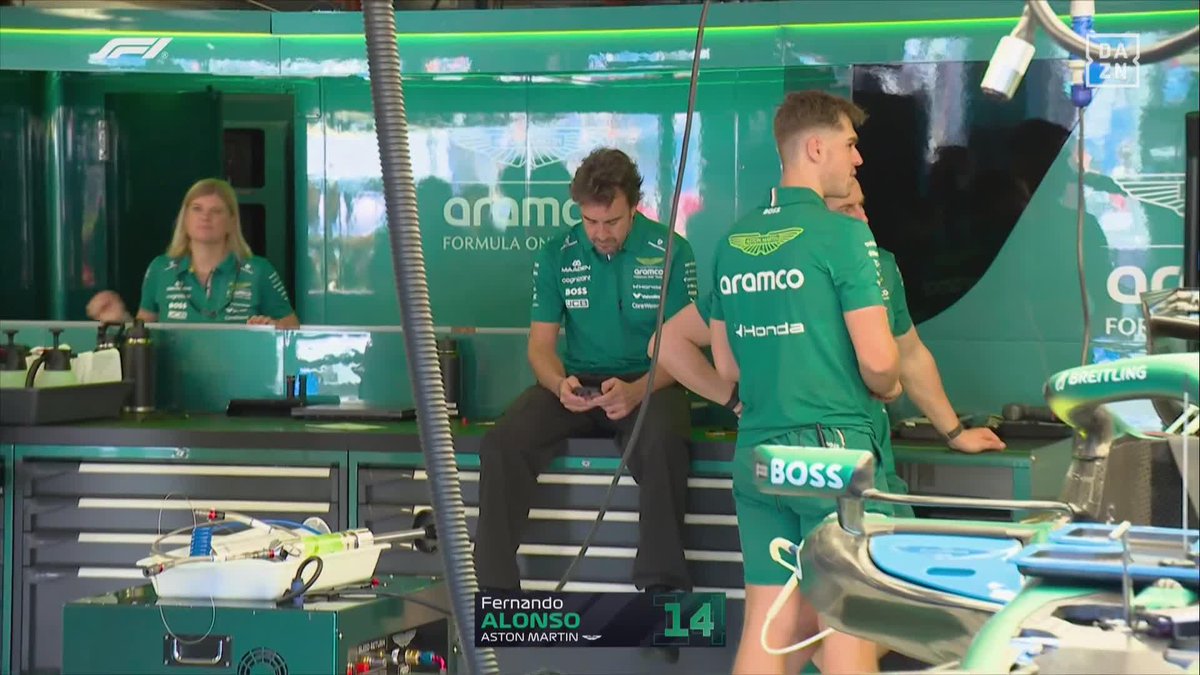 La imagen de Fernando Alonso, en el box de Aston Martin, tras no haberse podido subir al AMR26 en la primera sesión de libres #AustraliaDAZNF1 🇦🇺