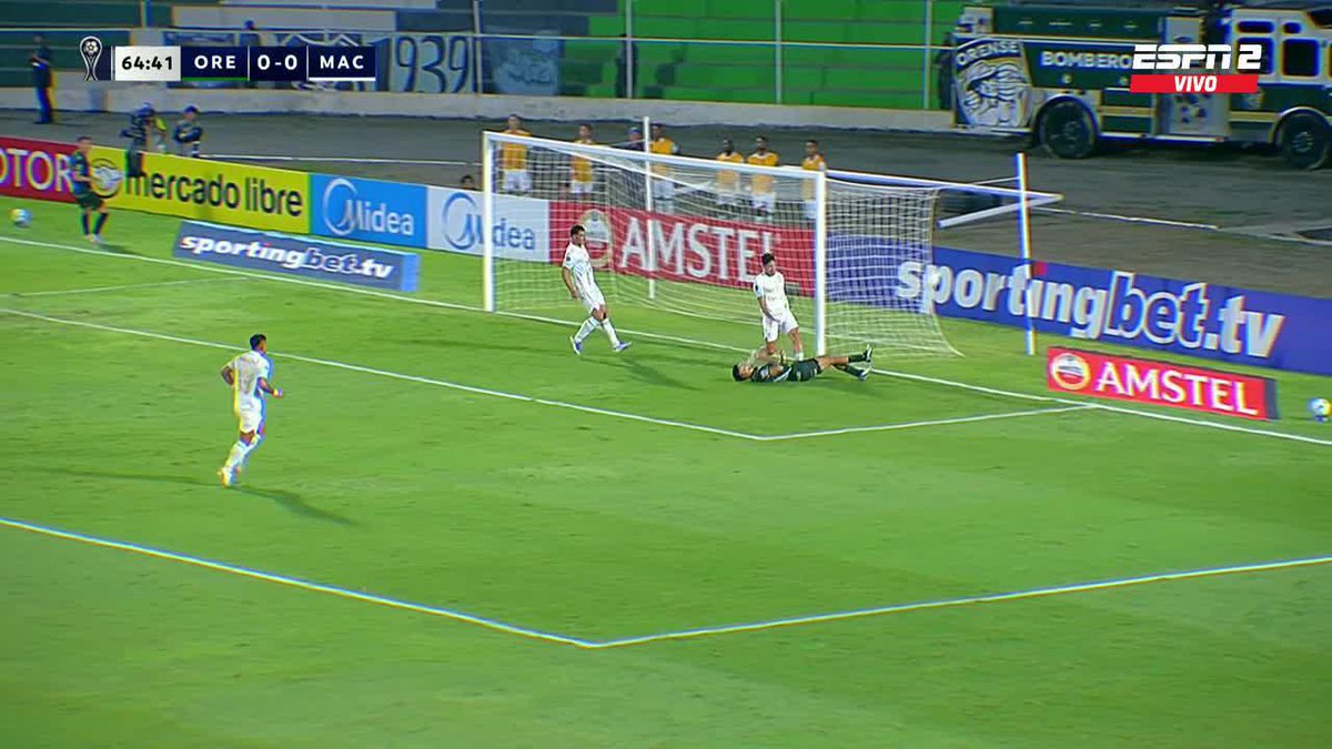 ¡INSÓLITO! Tras un flojo remate de Charpentier, Marrufo llegó justo a tiempo para evitar el gol de Orense en el duelo ante Macará. ▶️ Mira nuestros partidos de 🏆 CONMEBOL #Sudamericana en el Plan Premium de #DisneyPlus