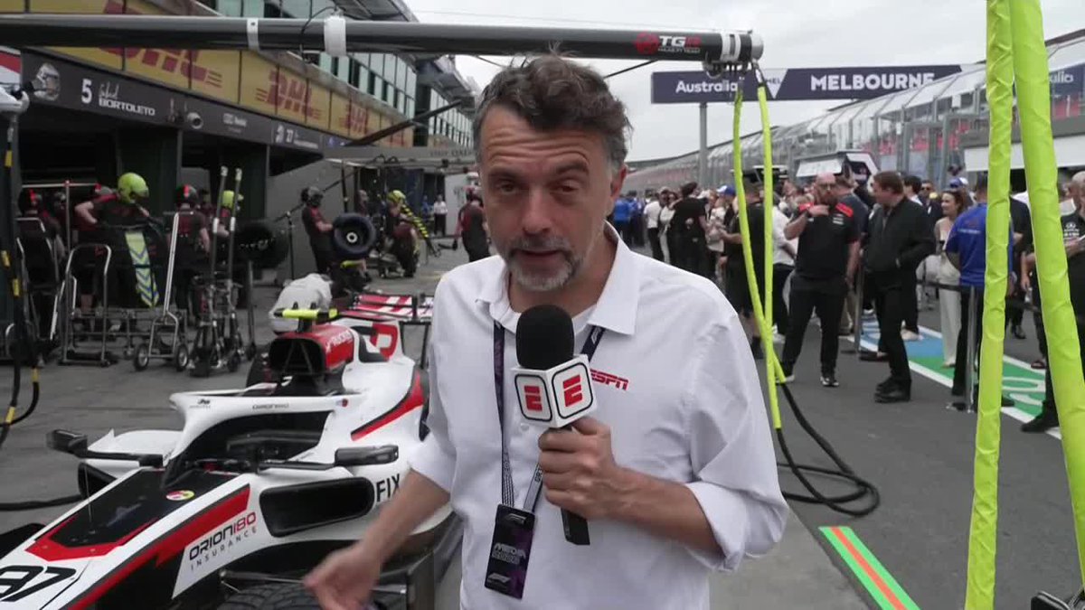 🏎️ ¡SHOW AND TELL, ALBERT! Albert Fabrega y sus lecciones en la previa del #AusGP: los autos Haas y la temporada 2026 de la Fórmula 1. ▶️ Mirá la 🏁 #F1 en el Plan Premium de #DisneyPlus