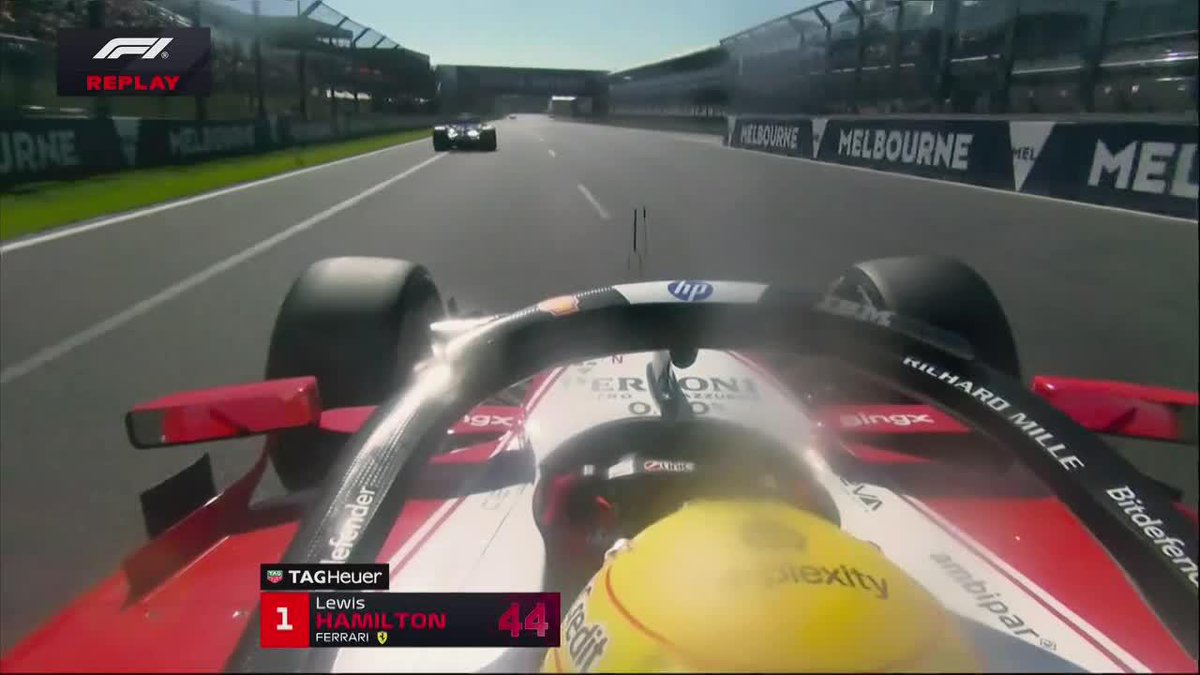 ¡HAMILTON ESTUVO MUY CERCA DE CHOCAR A COLAPINTO! El argentino arrancó con problemas con la marcha, fue lento en la recta principal y el piloto de Ferrari logró esquivarlo a tiempo. 📺 #AusGP | Toda la temporada de #F1 por #DisneyPlus Plan Premium